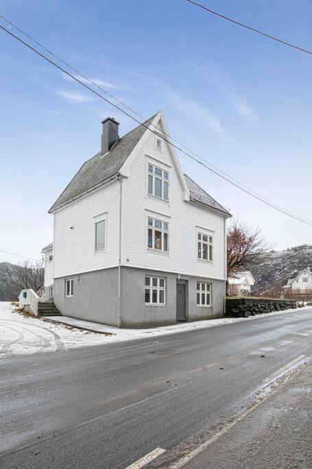 Sentrumsnaer Leilighet Med Hoy Standard Til Utleie. Fosnavåg Exterior foto